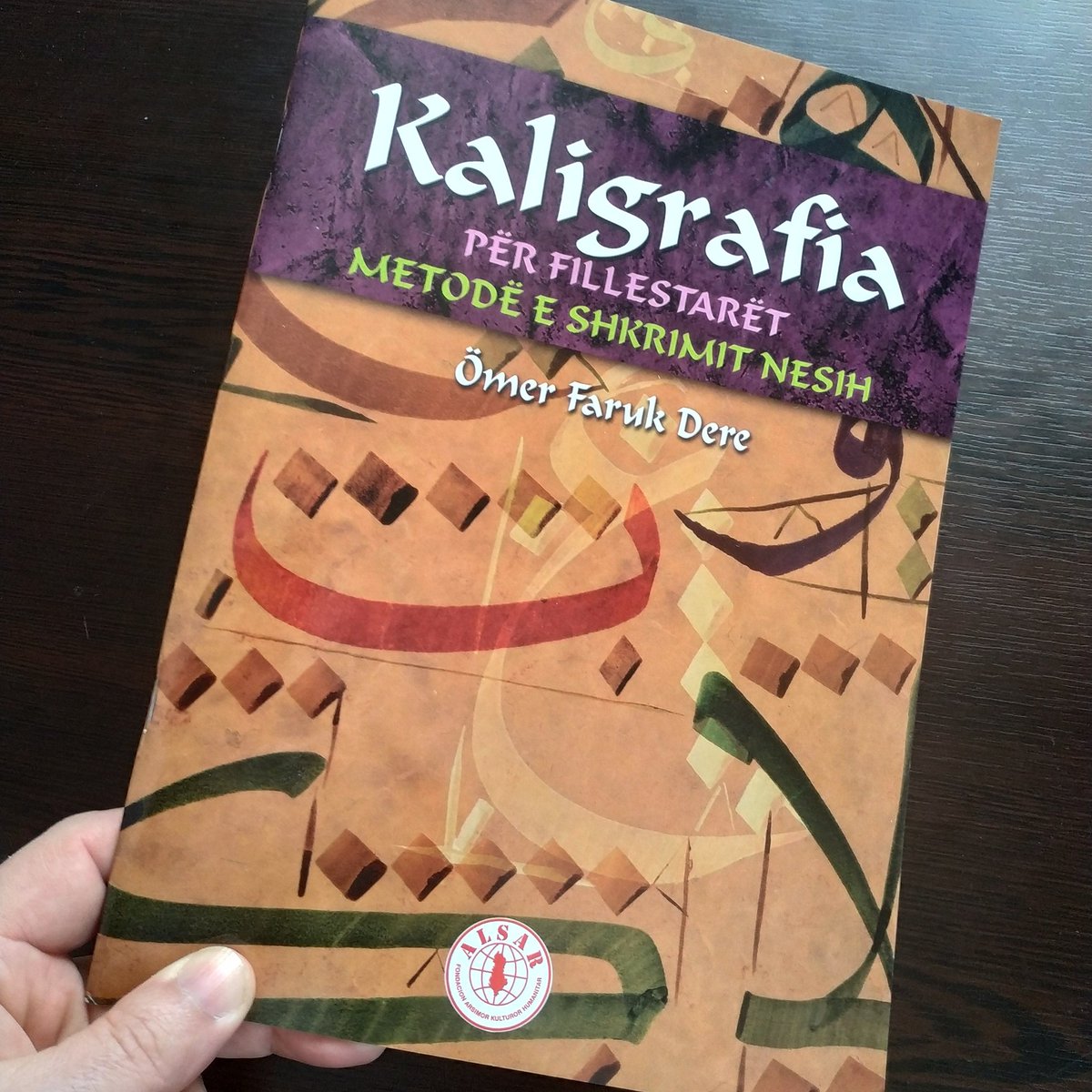 Kitabımız yabancı dilde... 

"HAT SANATI NESİH YAZI METODU" kitabımız Arnavutça olarak Alsar Vakfı tarafından Arnavutluk'ta basıldı. Sanatımıza oralarda da hizmet etmesi tek dileğimiz. Hayırlara vesile olsun...