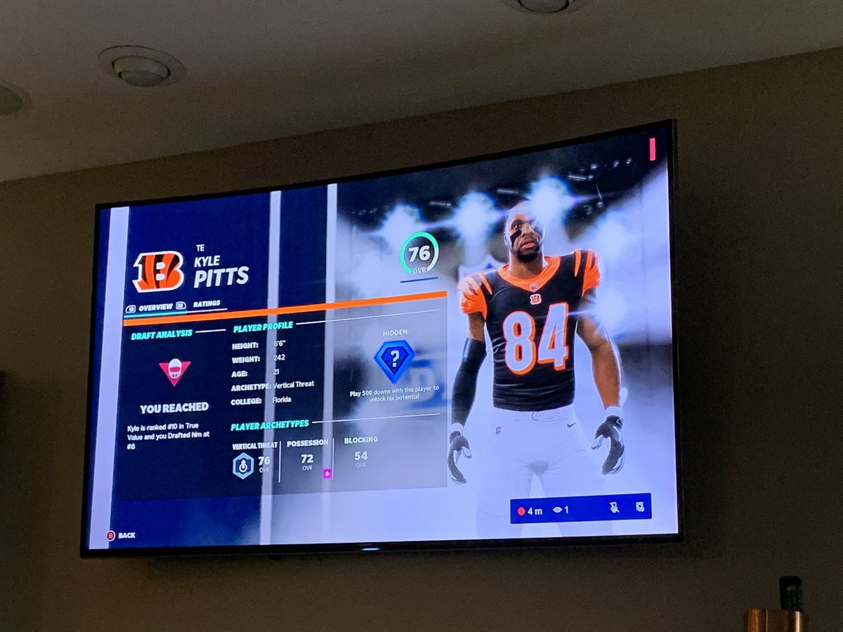thebengalorian's tweet photo. I have obviously been trying to stream some madden this morning but I don’t know what the hell I’m doing and it keeps dropping 😂... any pros out there with tips?.. I’m on my Xbox.. #SeizeTheDEY #Bengals #Whodey #FailStream https://t.co/U6lP8YQ1Em