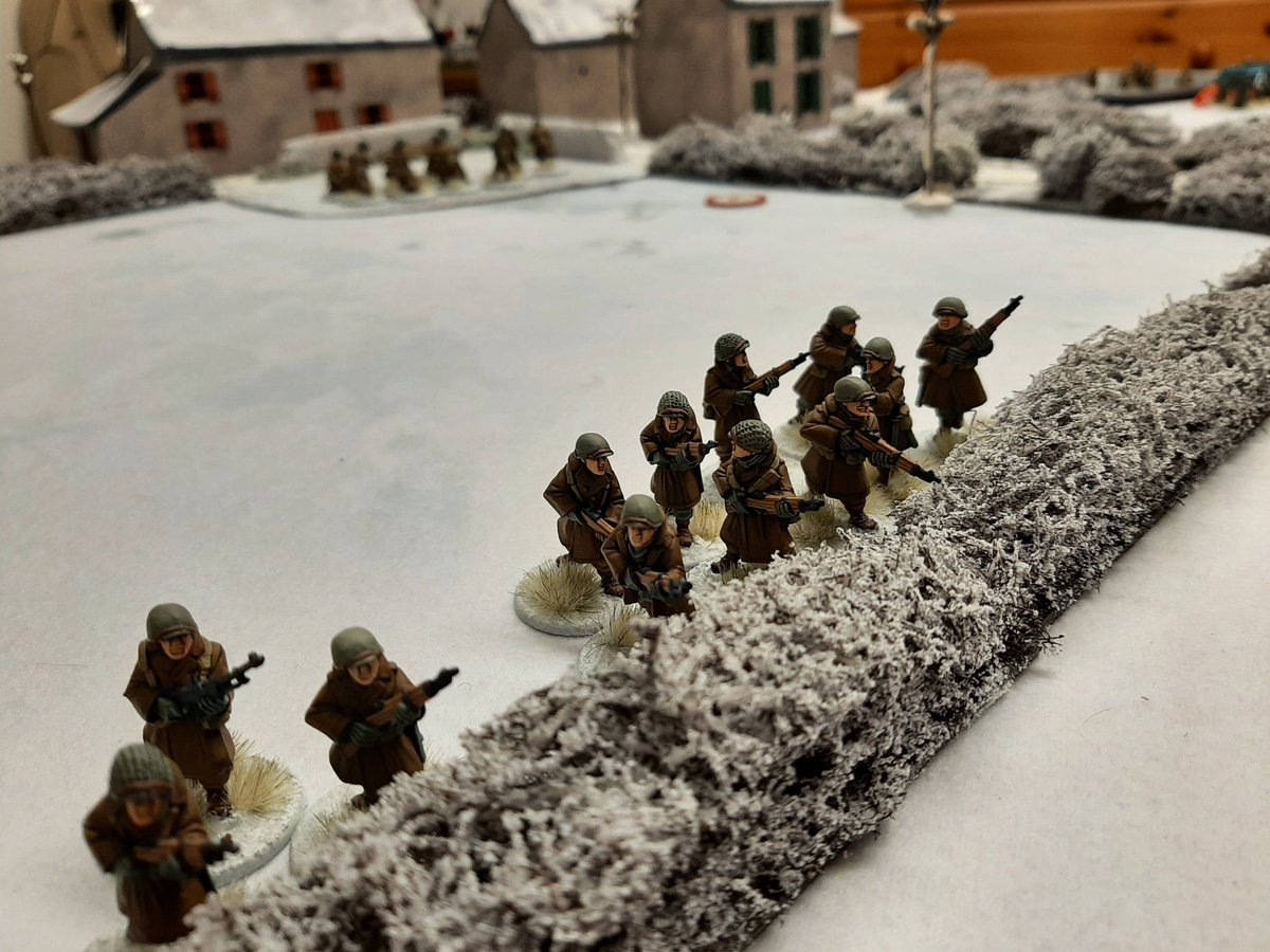 The US started to get a base of fire to meet the threat on their right flank but the squad in the centre of the table began to take heavy casualties. Both Bazooka teams tried and failed to take out the Pz 4 and were then sent running for their table edge