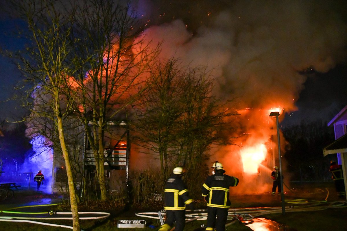 EbnerFoto's tweet photo. Hamburg-Aktuell
#EINSATZFUERHAMBURG
Asylunterkunft im #Vollbrand
#Feuerwehr gibt 2 #Alarm
Menschenleben in #Gefahr.
#Feuerwehr findet ein #Toten https://t.co/7d0WDZxn4g