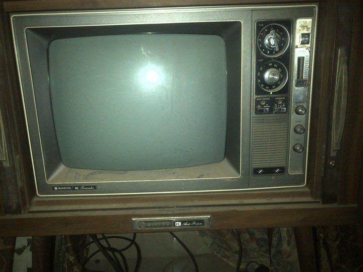 ishiguzochris's tweet photo. WHO REMEMBERED THIS Tv?

My Dad owned one of this and I remembered watching 
- clapperboard tv
- OGTV 
- LTV
- DBN

If you’re Asking of my age, I never old ooo.

#EndSARS #VarunDhawan #VarunKiShaadi Herdsmen Adamu #Davido #Yoruba #NengiXGuinness  Made in Lagos #askshank https://t.co/ho2RyXAHzI