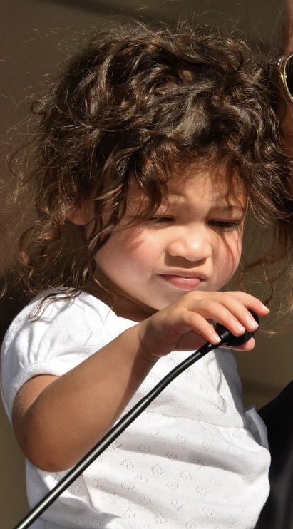 A filha do Dwayne Johnson’s parece uma mini zendaya
