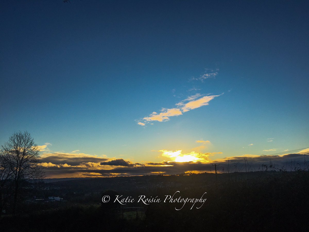 katierphotos's tweet photo. Fired up sky 

#femalephotographer #youngirishphotographer_ 
#teenphotography 
#shotoniphone 
#iphone6sphoto 
#sunsetmagic 
#photographyontwitter
#irishphotographer 
#nosnow 
#sunsetview  
#landscapephotography 
#nocloudsinthesky 
#silhouettesunset 
#photography https://t.co/klY6QREK4S