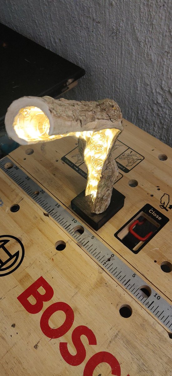 LeikKiel's tweet photo. Zum Abschluss vom #Wochenende noch 2 kleine Projekte beendet. 
Diese sind batteriebetrieben und Fach dafür befindet sich im Sockel der #Lichtobjekte.
#diy #heimwerker #Lichtdesign #Lampenbau #upcycling #upcycle #KunstausHolz https://t.co/8SlU4fQ7ZZ