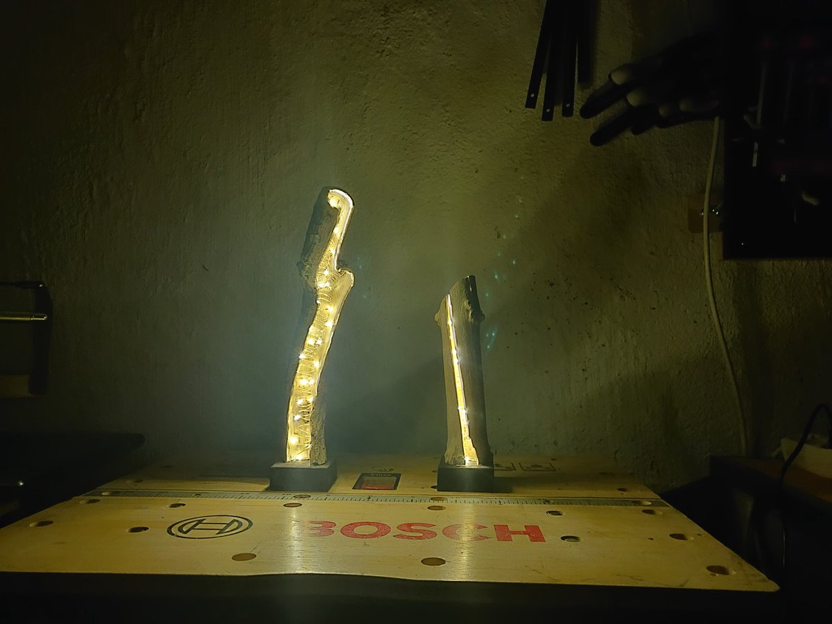 LeikKiel's tweet photo. Zum Abschluss vom #Wochenende noch 2 kleine Projekte beendet. 
Diese sind batteriebetrieben und Fach dafür befindet sich im Sockel der #Lichtobjekte.
#diy #heimwerker #Lichtdesign #Lampenbau #upcycling #upcycle #KunstausHolz https://t.co/8SlU4fQ7ZZ
