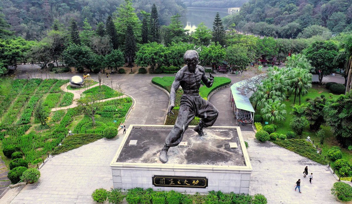bruceleedragon1's tweet photo. A Epic Aerial Drone📸Image of The Bruce Lee "61 Foot 8 Inch" Tall Statue at #BruceLee Paradise in Foshan🇨🇳China. https://t.co/4YNnsxU9Q0