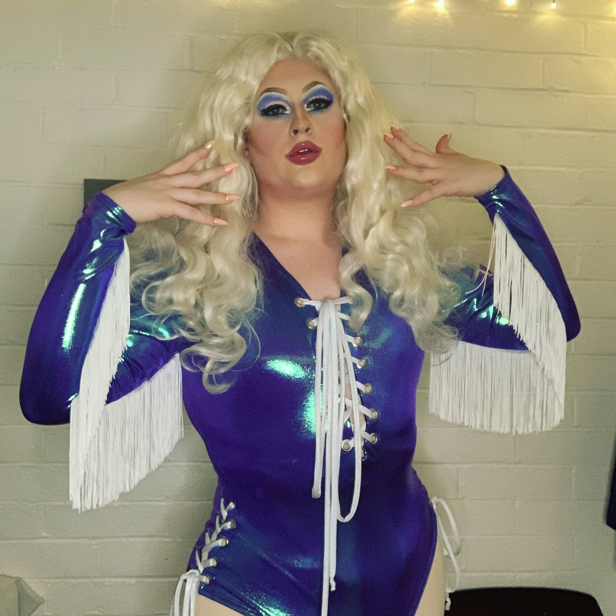thedollipop's tweet photo. i’m just trying to show off that i wore nails https://t.co/J0vXb6GMQq