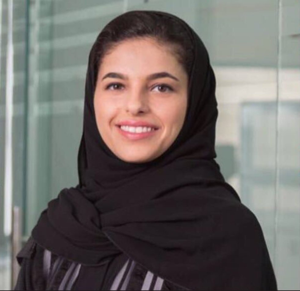 First1Saudi's tweet photo. من هي المرأة الوحيدة التي حضرت جلسة اجتماع استراتيجية صندوق الاستثمارات العامة؟

رغم حداثة سنها.. شيهانه العزاز 
الأمين العام لمجلس إدارة صندوق الاستثمارات العامة الذي يتوقع أن يكون اكبر صندوق سيادي في العالم

نالت لقب "صانعة الصفقات" من مجلة فاينانس مونثلي بالمملكة المتحدة https://t.co/G0sK3o145y
