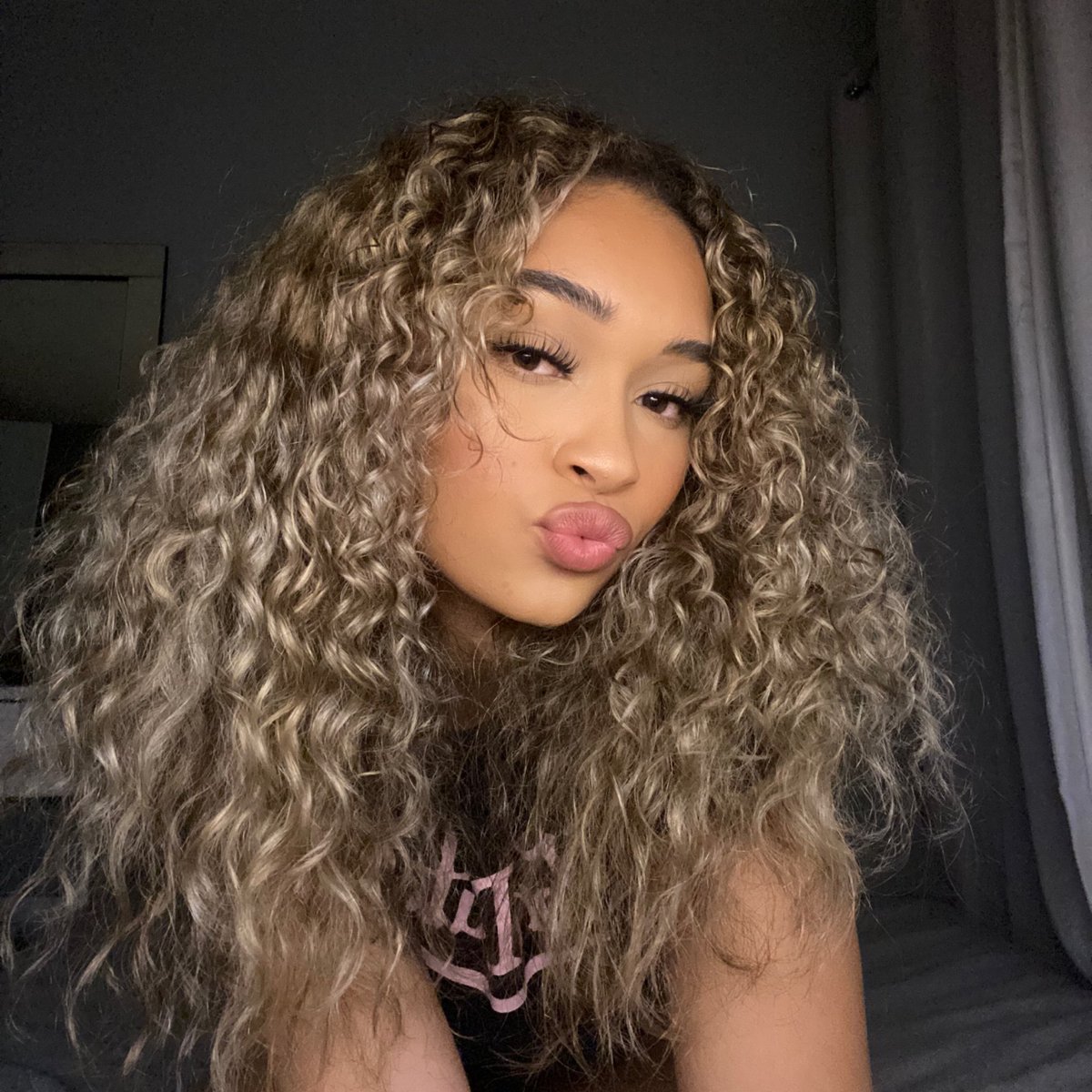 karaasteele's tweet photo. Crazy hair, don’t care🦁 https://t.co/a6cDFIcAAy