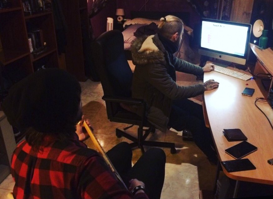 Grabando las guitarras de nuestro primer disco #pensarenalto con nuestro productor #pumu 🎸😼
.
#logicadegato #ldg #pensandoenalto #grabando #guitarras #estudio #produccionmusical #protools #schecter #producing #recording #mixing #music #rock #madrid