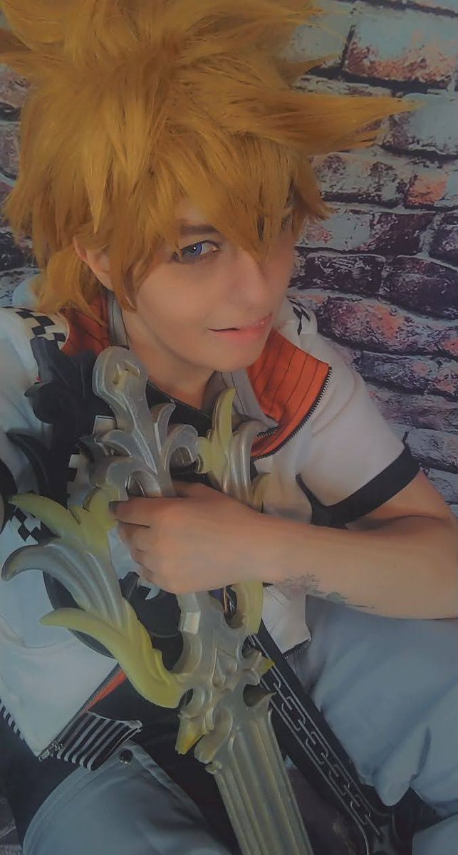 mimiku_artistry's tweet photo. It's been many a moon since I last wore this cosplay. I couldn't button the pants anymore 🤣 

#roxas #cosplay #kingdomheartscosplay #kingdomhearts #roxascosplay #SquareEnix #Disney #needtoexercise #nobody #boy #myboy #Crossplay https://t.co/qrBUuVny7S