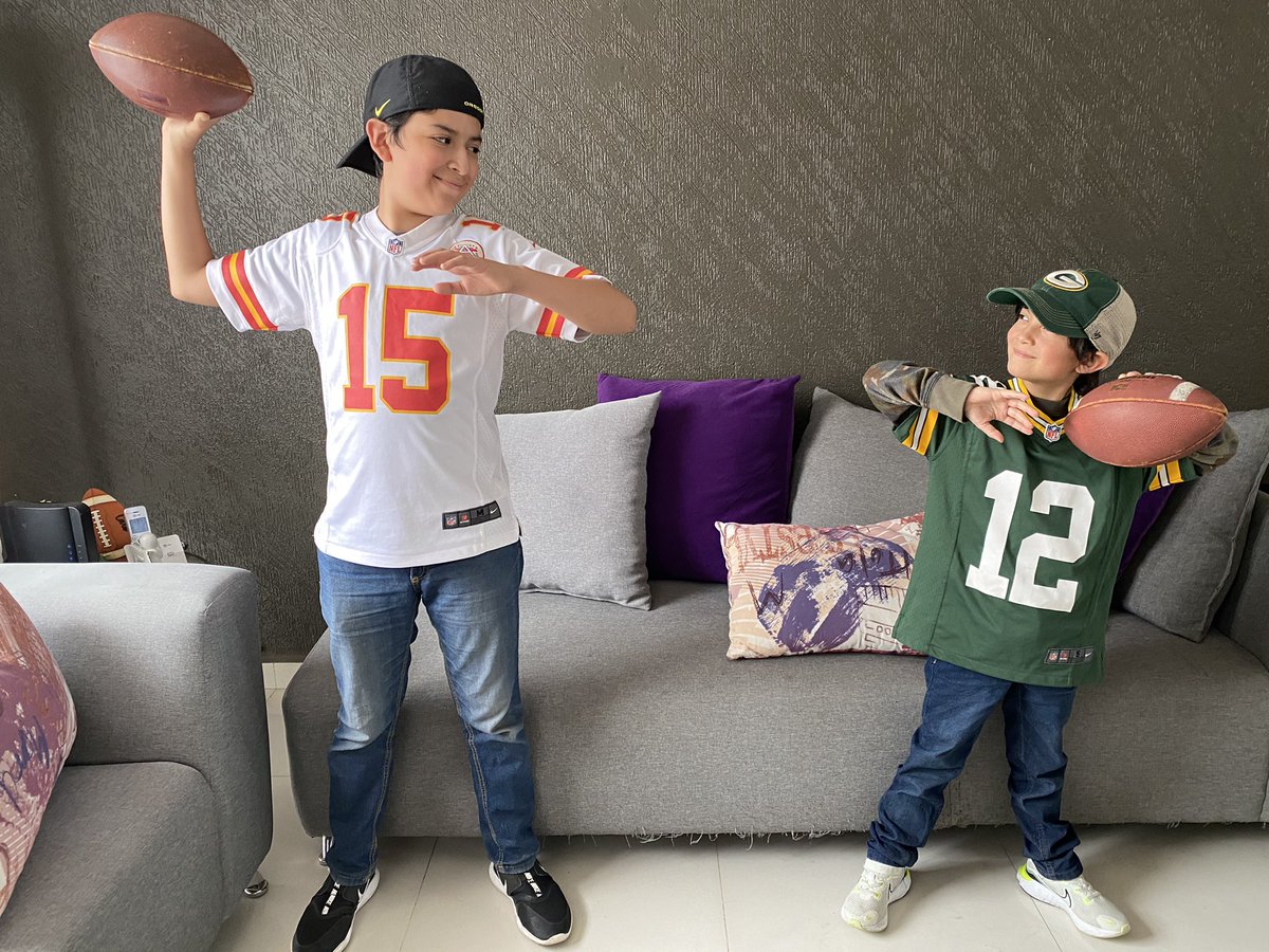 jesse_so3's tweet photo. @TUDNMEX mis niños creen que este será el #SuperBowl @Chiefs @PatrickMahomes vs @packers @AaronRodgers12 

#PlayoffsEnTUDN I #SBLVEnTUDN https://t.co/UNJyleYTog