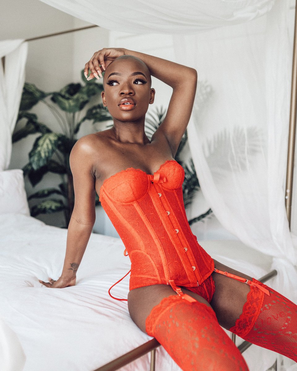 the_odditty's tweet photo. Corsetting 👅 @SavageXFenty #savagexambassador https://t.co/RDn8SThgjI