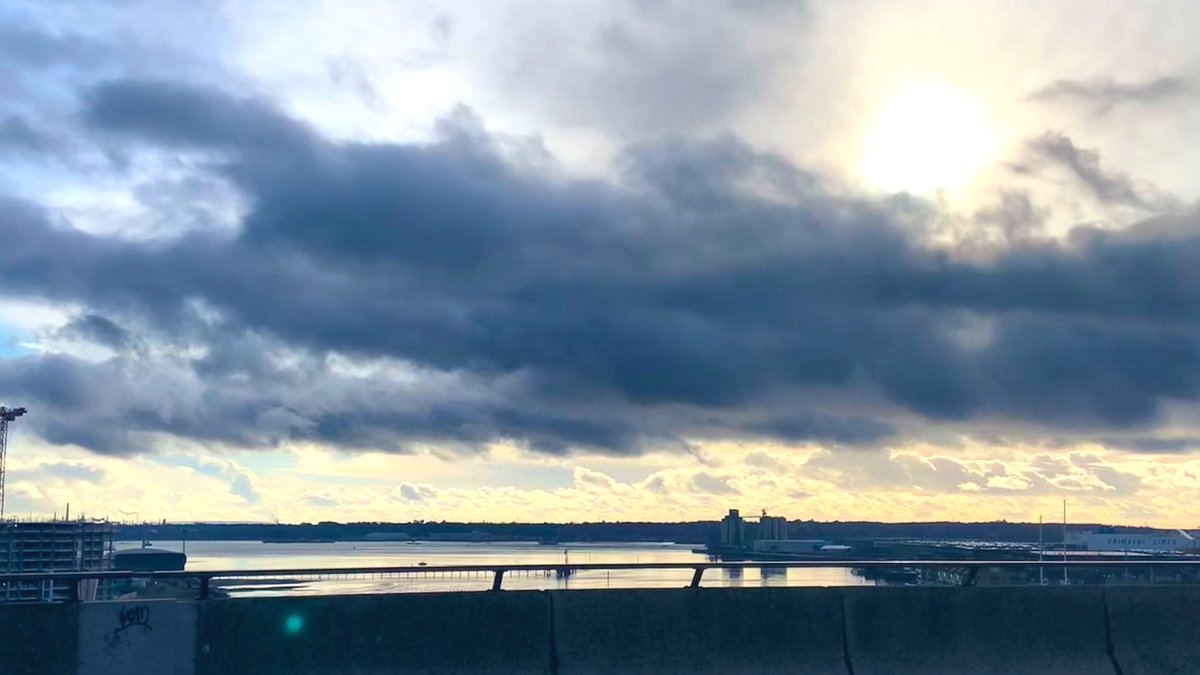 RunsOnAndOn's tweet photo. Probably would have been wandering aimlessly around town if it hadnβt been for the views this bridge offers.
#ItchenBridge https://t.co/oEf2S0dKIR
