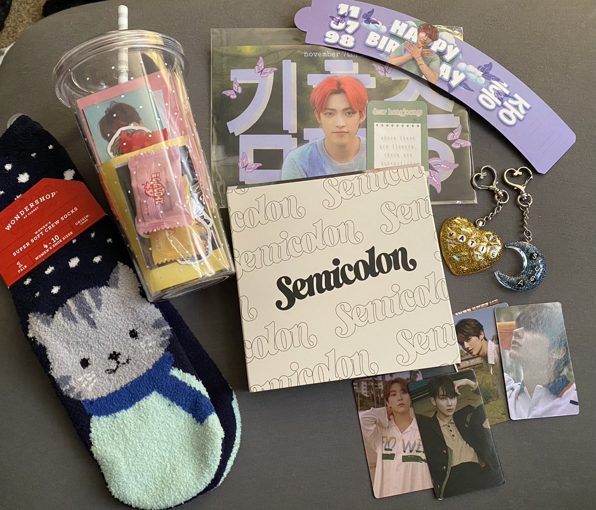 yoonshoodie's tweet photo. My secret Santa was @H4NSWAG 🥺 thank you so much for everything. ESPECIALLY the keychains and the hongjoong event things.. AND feeding my seventeen love 🥰 I LOVE MY FRIENDS 😭 https://t.co/XOW2GB0WKt