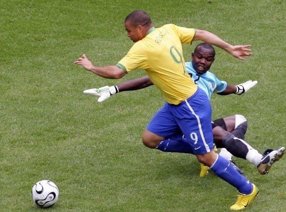 Did you know? Ronaldo scored 88 goals throughout his career after dribbling past the goalkeeper 😳 

Legend 🇧🇷⚽️