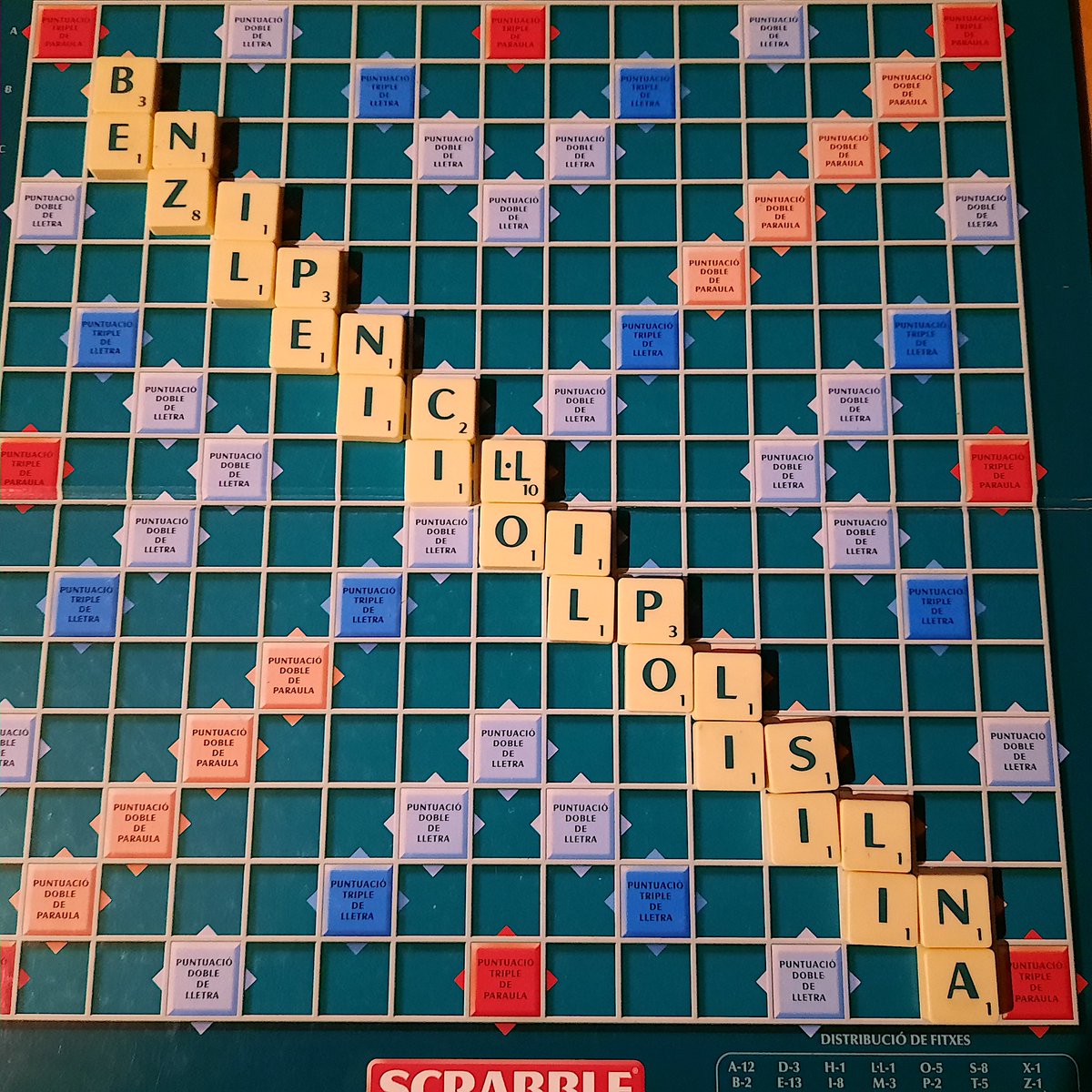 diadelpuntvolat's tweet photo. Aquí teniu el tauler de Scrabble amb una paraula amb #L·L que cal escriure amb 26 fitxes! (la més llarga que hem detectat fins ara).
El joc no ens permet jugar-la, però 😢
#benzilpenicil·loilpolilisina
#paraulotes
#DiaDelPuntVolat https://t.co/qiG5Mbglxe