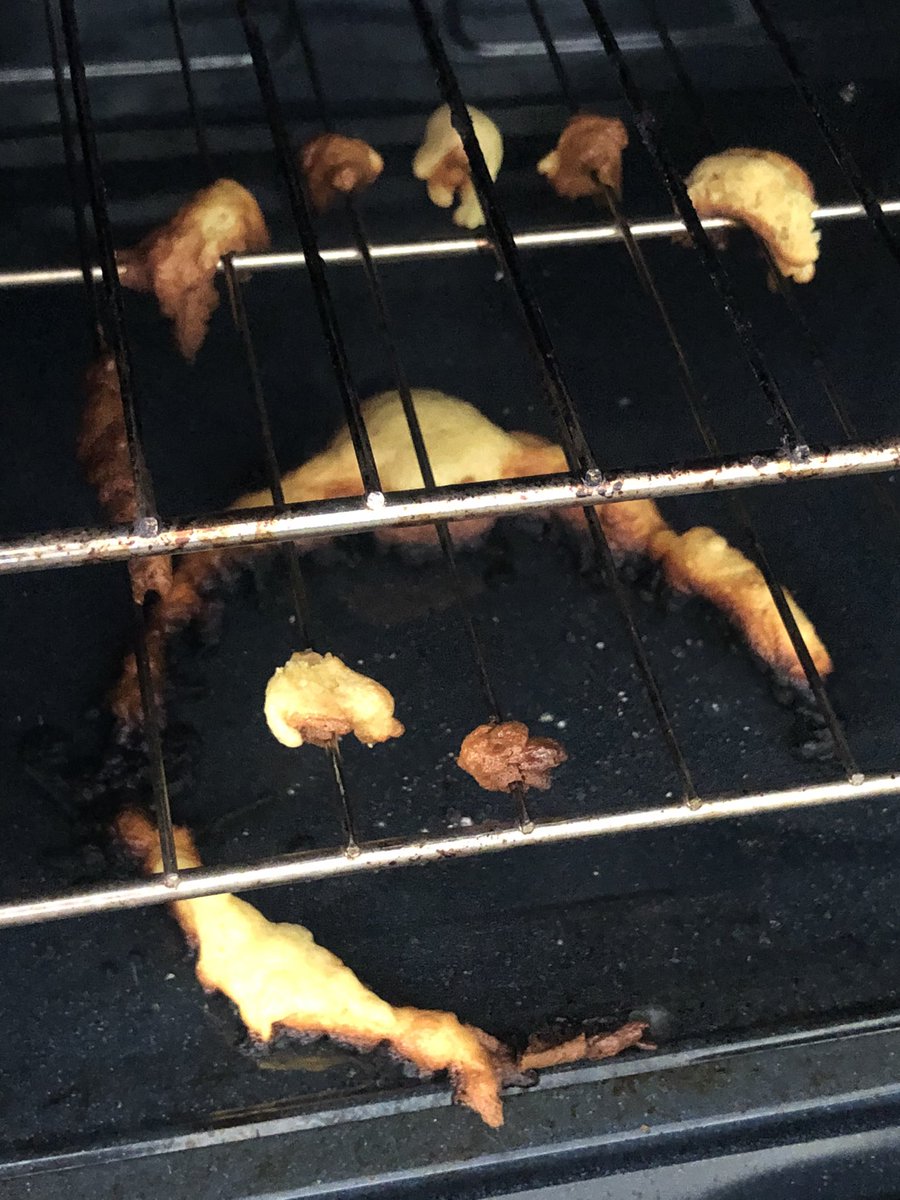 erbear17's tweet image. Cake didn’t turn out the way I planned.  🤷‍♀️                                     Go Bills! 💙❤️🦬❤️💙
#BillsMafia