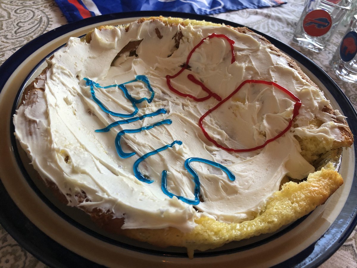 erbear17's tweet image. Cake didn’t turn out the way I planned.  🤷‍♀️                                     Go Bills! 💙❤️🦬❤️💙
#BillsMafia