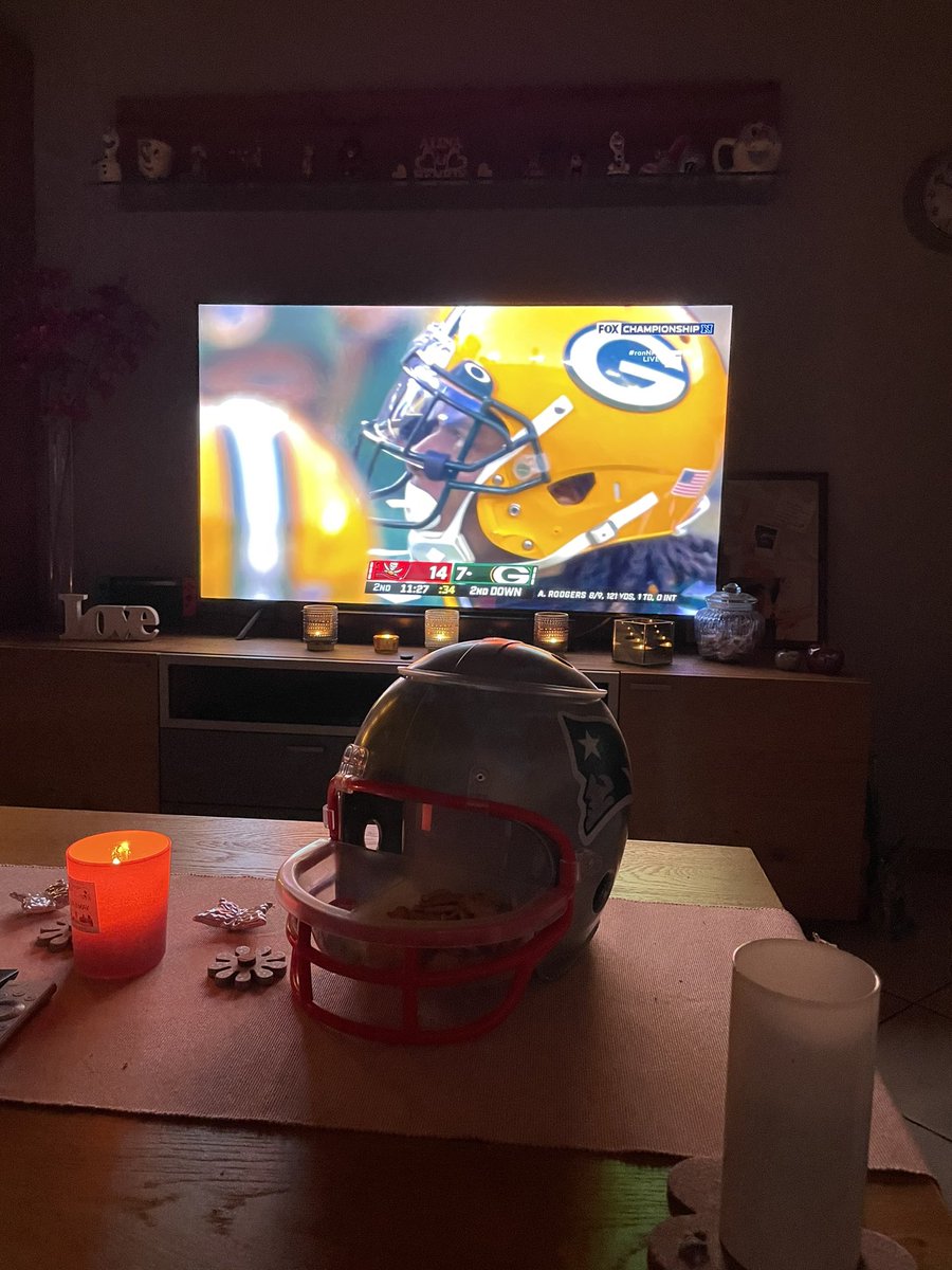 Das Wochenende gemütlich ausklingen lassen ☺️🏈 #ranNFLsuechtig #rannfl #football #greenbaypackers #snackhelm #newenglandpatriots @rannfl_suechtig <a href="/ransport/">ran</a>