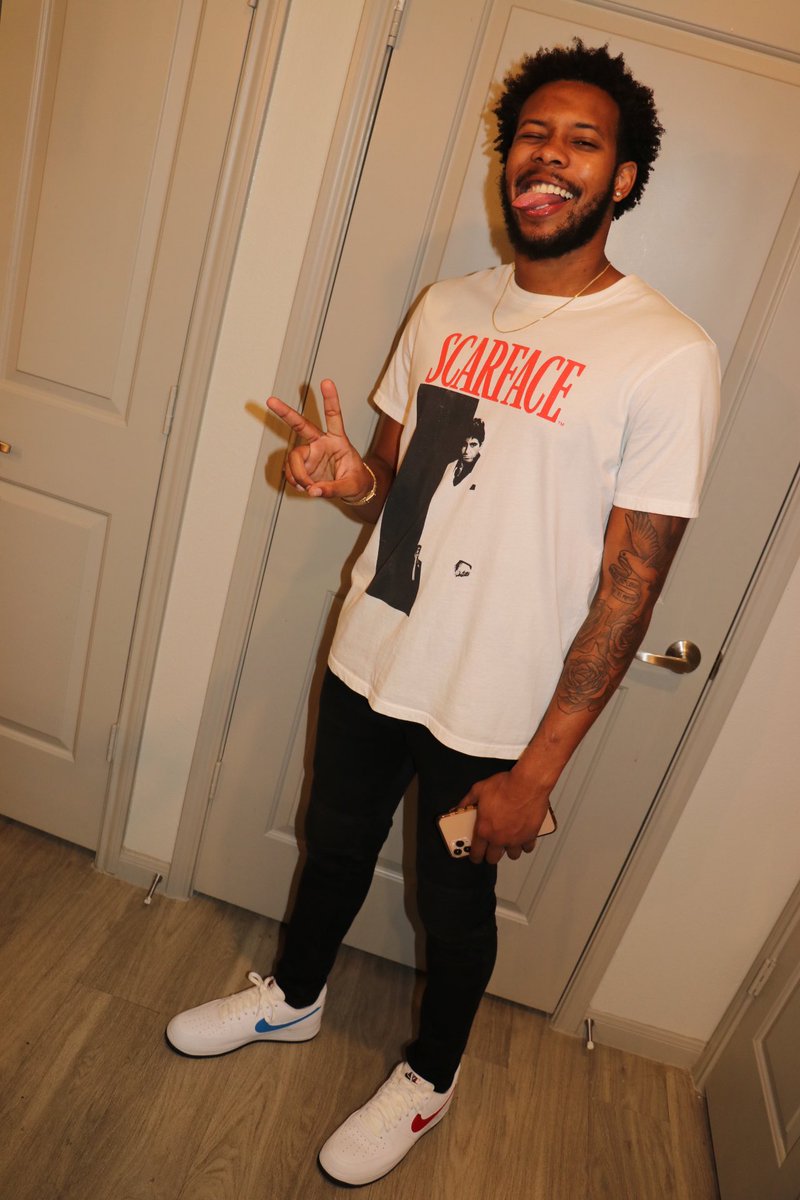 jaywest23's tweet photo. I stopped asking myself, and started feeling myself. #RIPKOBE BIG 24 https://t.co/0hzqyNZb3w