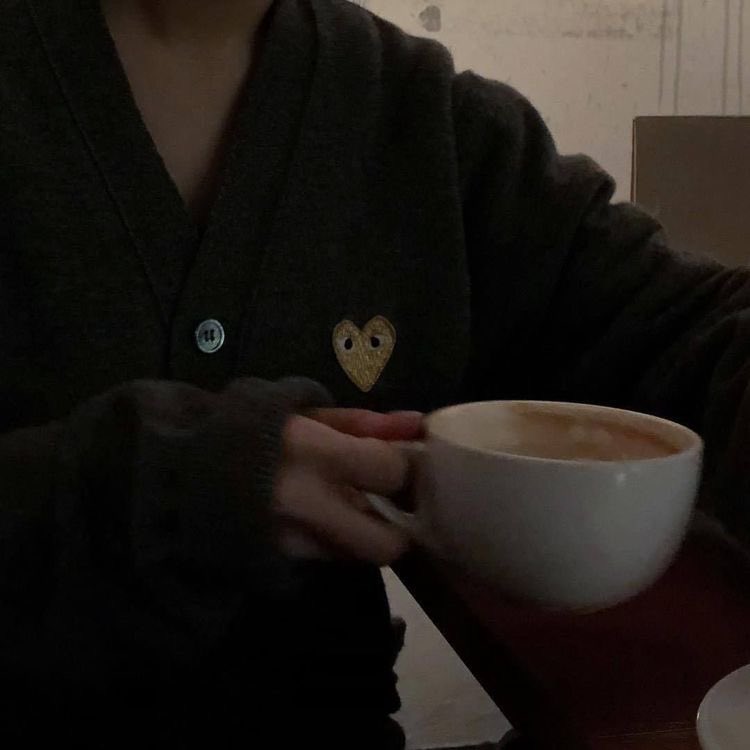 Sonaka_a_chto_'s tweet photo. #soukoku #bsdsoft
Перо мягко касалось экрана айпада, на котором отображались разнообразные штрихи, разных размеров, текстур и оттенков.
На коленях лежал маленький, тёплый, пушистый комочек и мурлыкал, когад его почёсывали за ушком.
В руках был включён телефон, с фотографией https://t.co/Nkto23VD6M