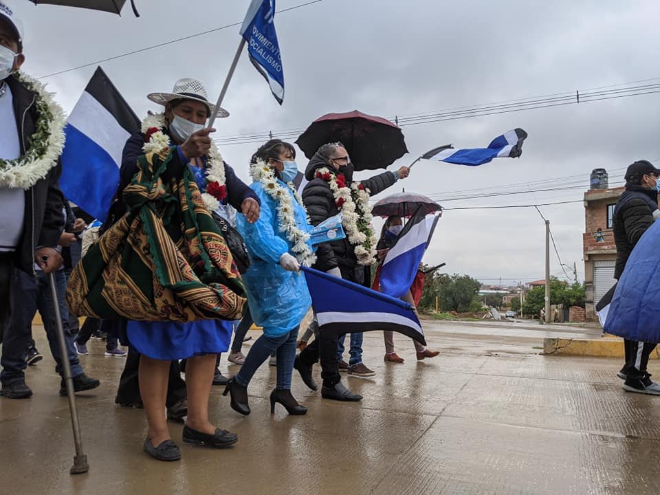 cox_oficial's tweet photo. Muy felices de recibir el cariño y el apoyo de la ciudadanía de #SebastiánPagador, gremiales del Mercado Campesino y vecinas y vecinos en la Zona Sur, este es el camino para construir la ciudad que las y los cochabambinos nos merecemos.
#PorElReencuentroDeCochabamba
#CoxAlcalde https://t.co/LOMmEM8V2f