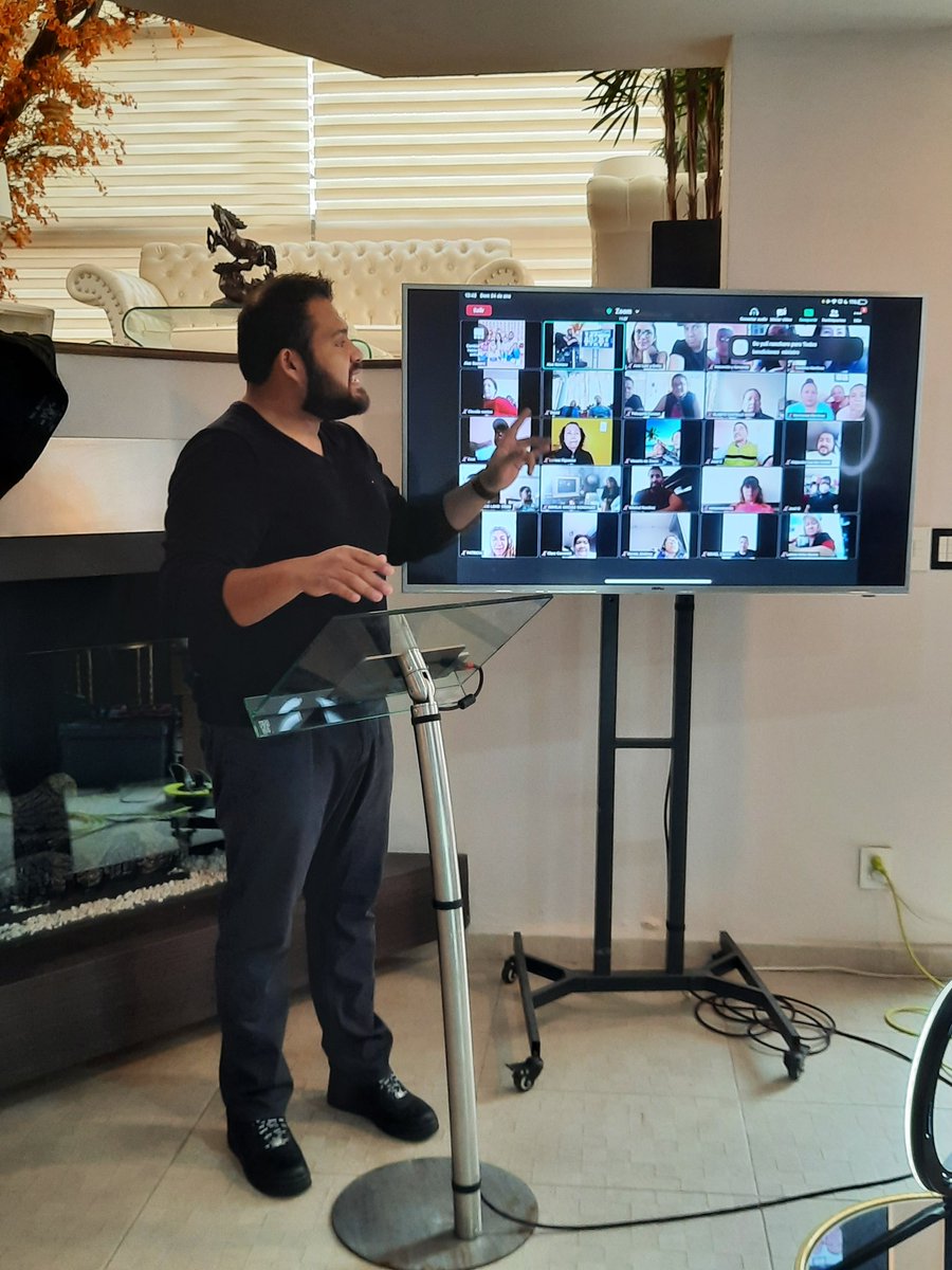 AleAngelesh's tweet photo. Behind the scenes... 
¡Extrañando a todos!

@alanromeroy https://t.co/fEl2MN1BT9