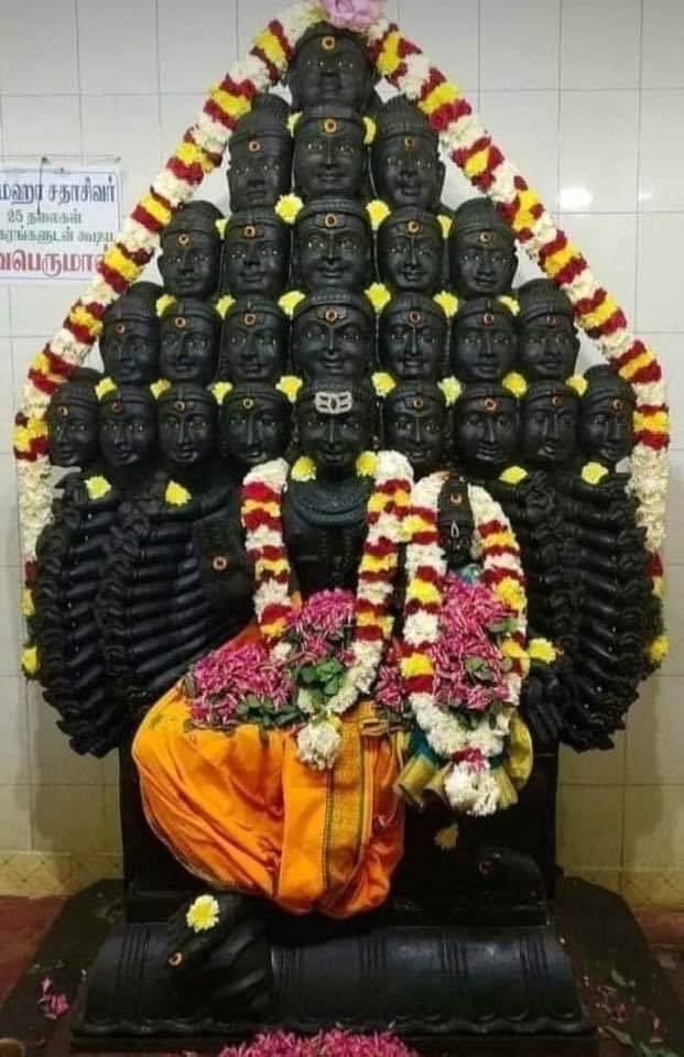 ratnakar273's tweet photo. “अलग चहरे की ,अलग अलग मुस्कुराहट”

तमिलनाडु के एक मंदिर की यह प्रतिमा, शिल्पकला का अद्भुत प्रतिमान ,
कैसे करें मोनलिसा की पेण्टिंग वाली मुस्कुराहट से इसकी तुलना...!!!! https://t.co/b3TpIhxy2J