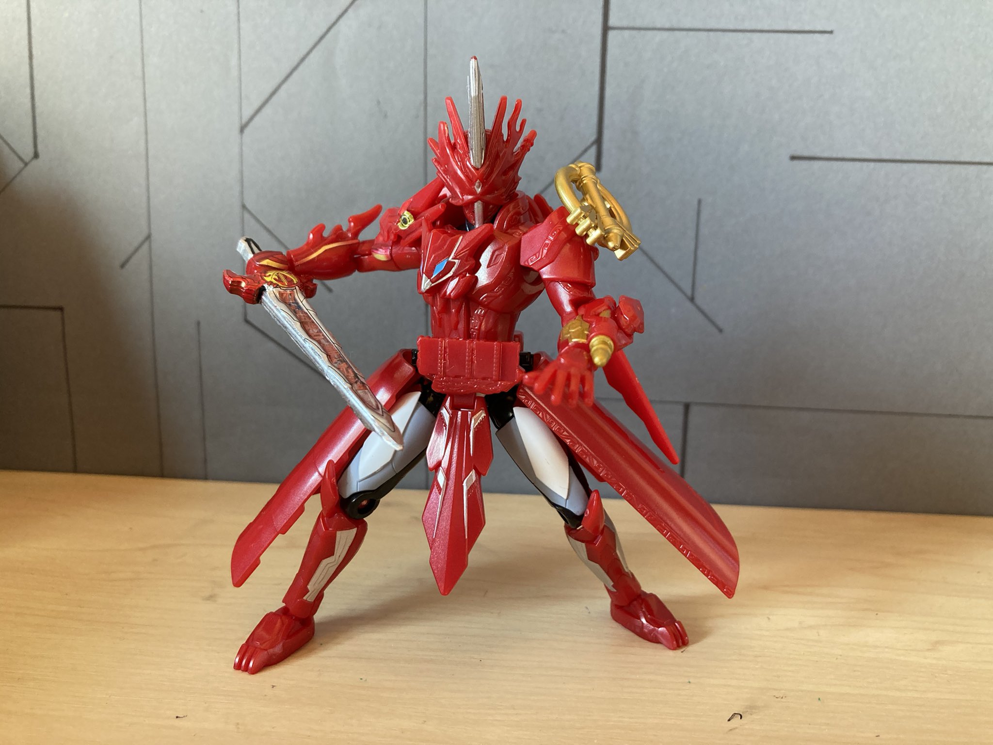 絶莉 装動 仮面ライダーセイバー クリムゾンドラゴン これでブレイブドラゴンと同じ値段とかマジかよ T Co Ksy5t5ve7g Twitter