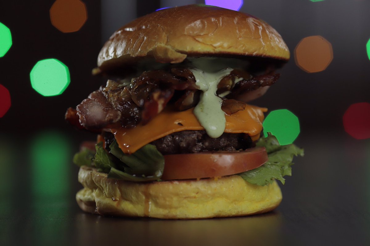 beatriizsoaress's tweet photo. Eu e meu esposo estamos abrindo uma hamburgueria delivery e vamos começar a vender deliciosos hamburguer na brasa! Segue o insta para nos dar uma força! Sabemos que nada no inicio e facil mas estamos mt feliz com essa conquista e temos certeza que vão amar! @griffeburguer https://t.co/9ELn7bNnd9