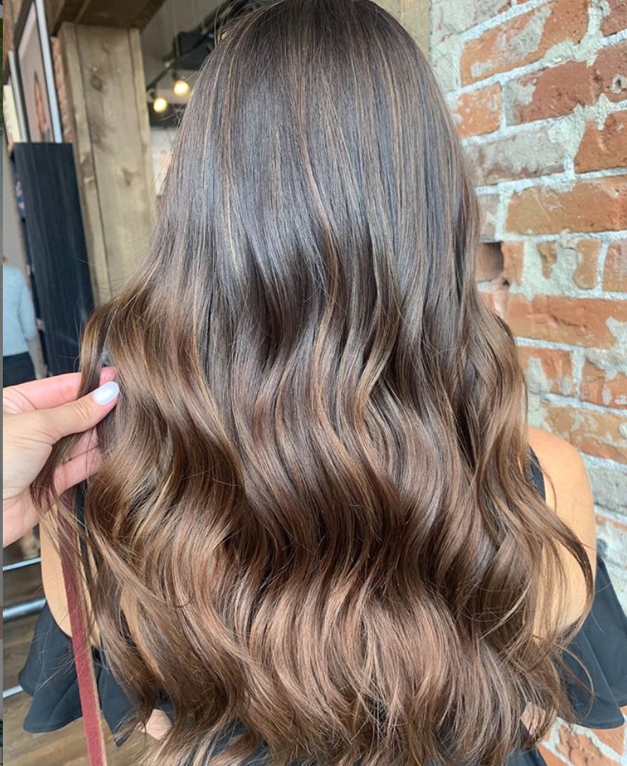 Help your color last longer with a Top Coat! ✨ 
Our Top Coats work like a conditioning treatment for your hair by restoring protein and moisture that get lost during the coloring process. 
Ask about a Top Coat at your next reservation and see the amazing results for yourself 😍