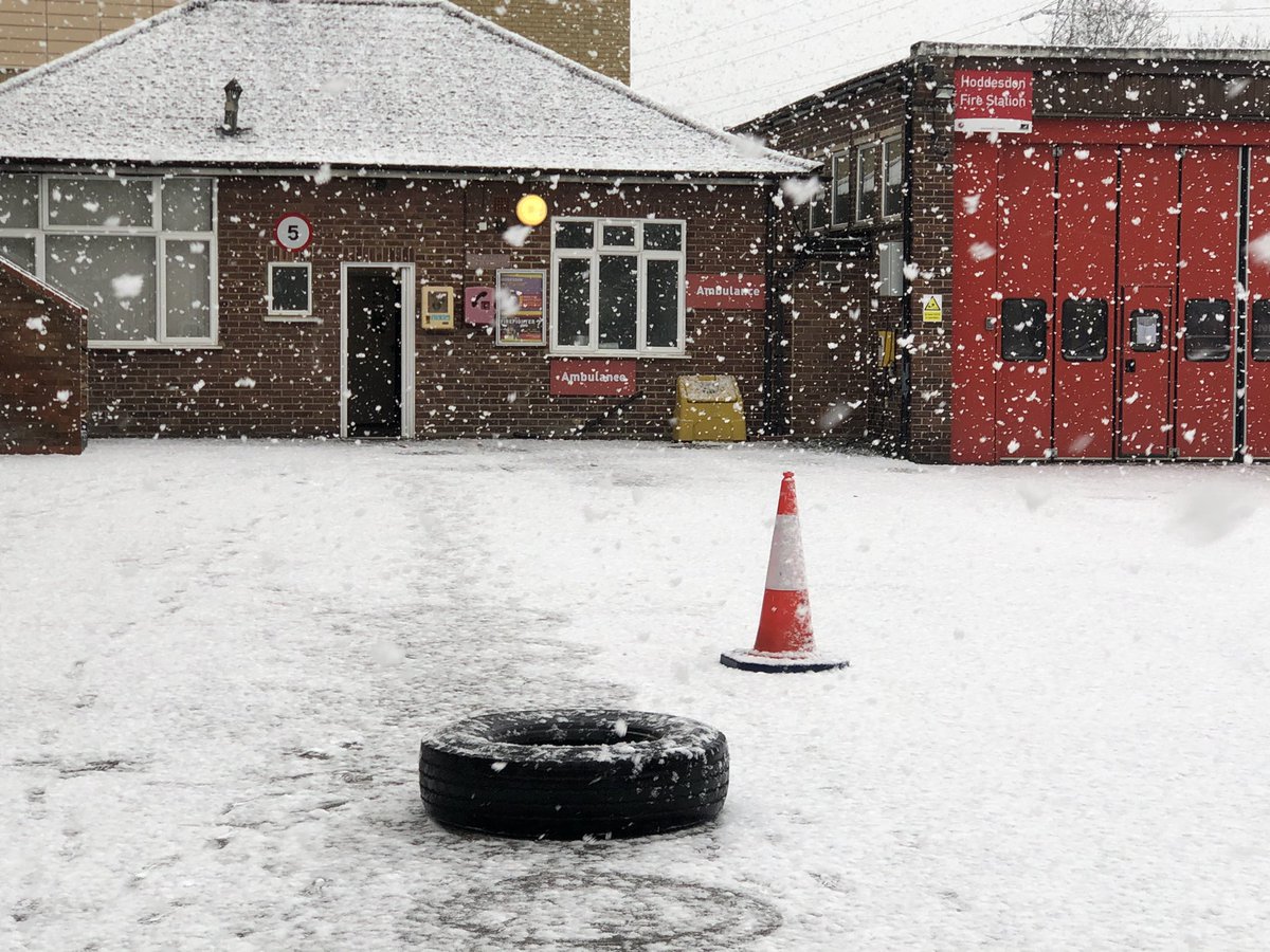 Hoddesdon_Fire's tweet photo. Tyre flip training session at hoddesdon fire station today 💪 snow didn’t stop our fun. Joint agency workout. @HFRS &amp; @EastEnglandAmb 

#hfrs #hoddesdon #notjustfires #operationalexcellence  #snowworkout #firefighterfunctionalfitness #eeast #jesip https://t.co/tgGzkjrTPL