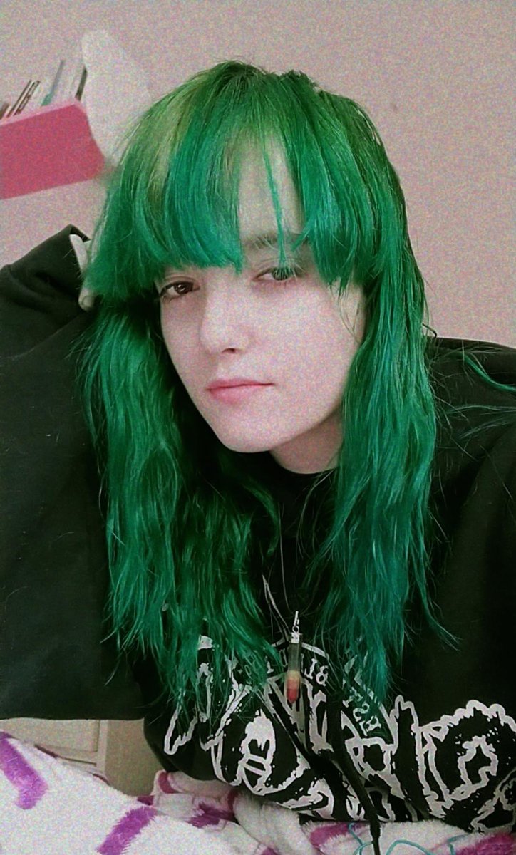 lifeislyp's tweet photo. 6 años después sigo con la misma cara pero el pelo de colores y un tatuaje sobre Casi Ángeles ✨🌙 https://t.co/2OE4h8UqOV