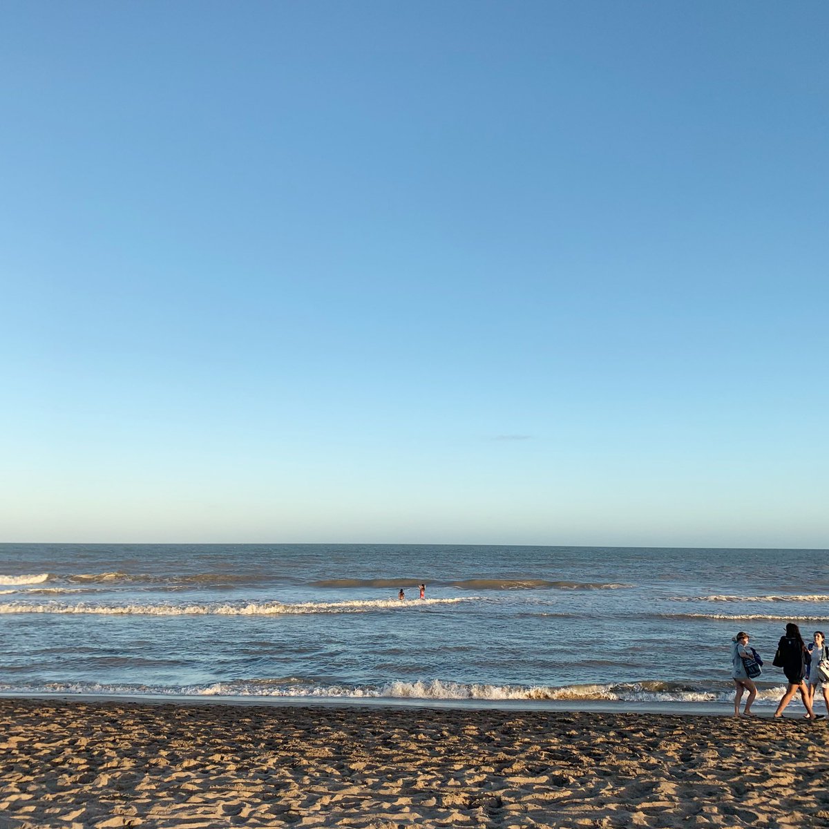Pinamar_ok's tweet photo. Hay días que es difícil irse de la playa.
#Pinamar #RespiraPinamar #CiudadJardin https://t.co/sAX2s7d9LL