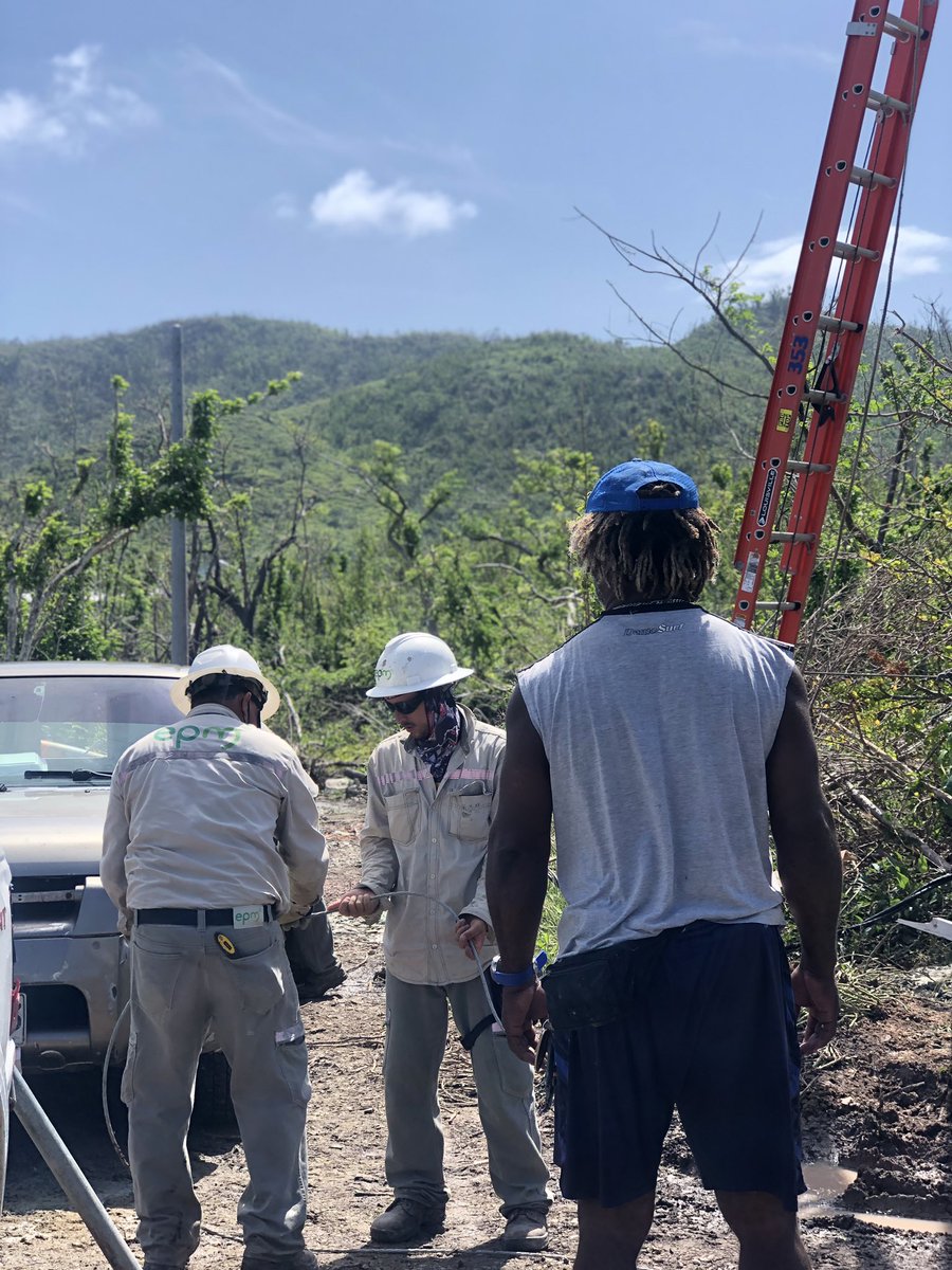 IgnaciaCabezaM's tweet photo. Hoy después de dos meses y 8 días del paso del huracán IOTA tenemos LUZ-ENERGÍA y todo gracias al ingeniero JUAN JOSÉ AGUDELO y al personal de 👏🏽 @EPMestamosahi @QuinteroCalle @AlcaldiadeMed GRACIAS MIL GRACIAS, estos señores estan haciendo una excelente labor en providencia isla https://t.co/r1ewJ1PQtD