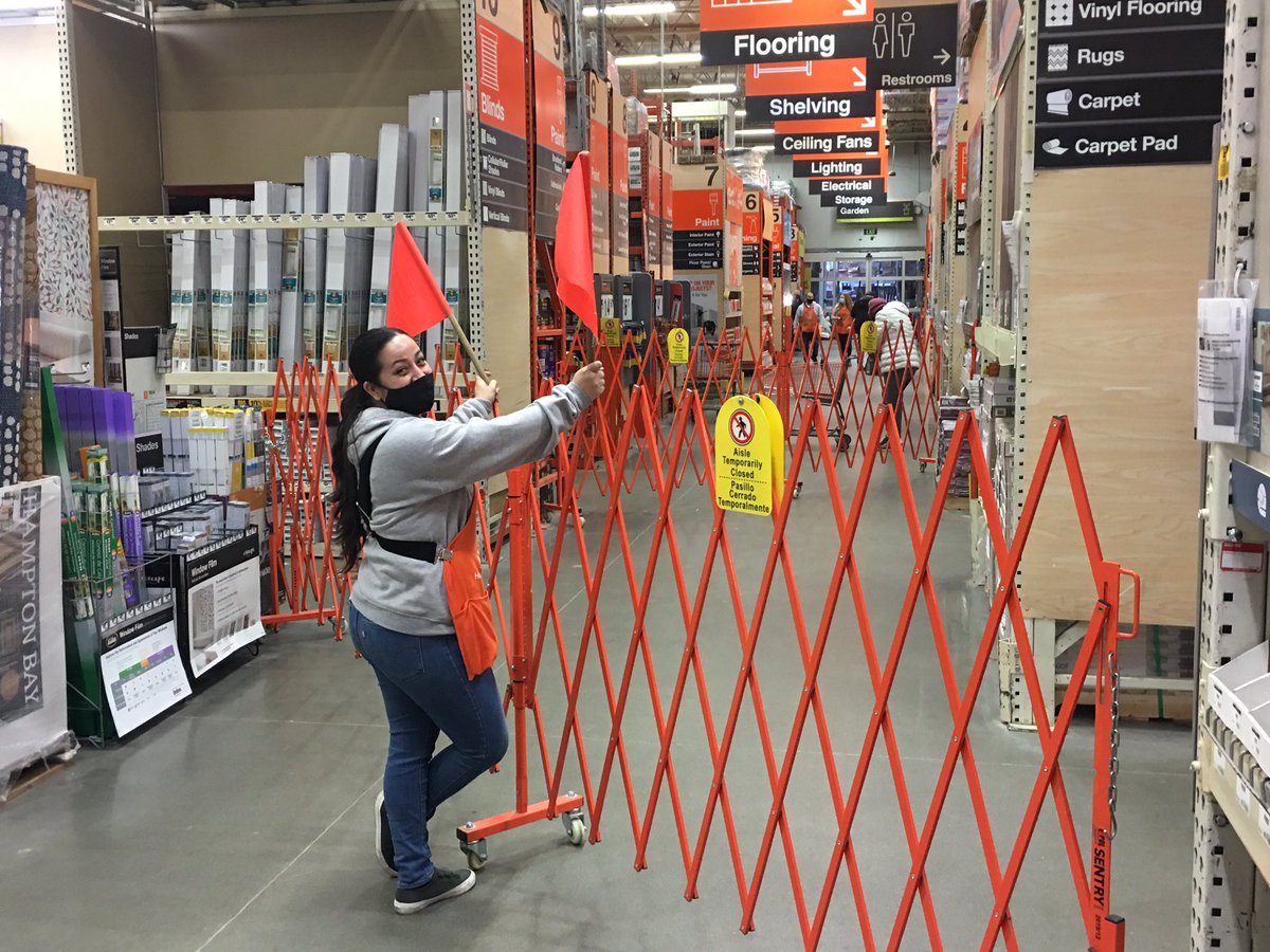 #EverettProud of Amelia’s use of gates when closing down the middle racetrack to take care of a customer. #safetyispersonal <a href="/HdJaaron/">Jaaron Lauterbach HD</a> @THDTrenton @CraigCorlissHD <a href="/SarahLowell_HD/">Sarah Lowell</a>