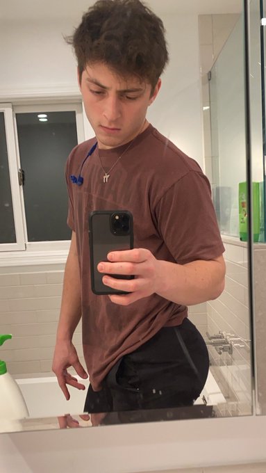 Dirty ass mirror. https://t.co/YWD9PychLf