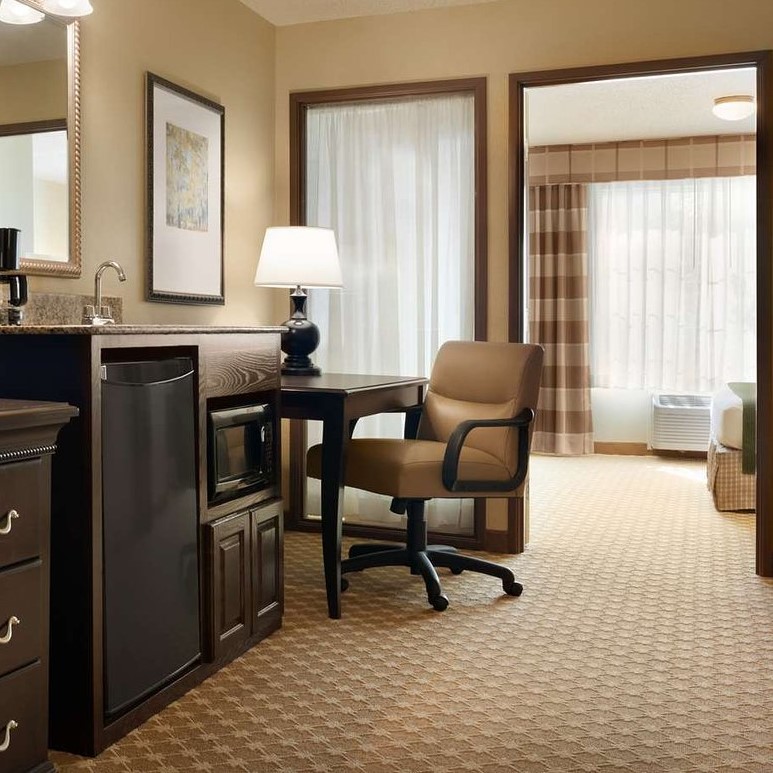 CountryInnCNHS's tweet photo. Need some extra space? Check out our 1 Bedroom Suite with a private bedroom and separate living room. Whatever your needs, we have a room to fit your needs. Visit our website to learn more. We look forward to your visit! https://t.co/mQcz7xi4gK #visitmn #travel #countryinn https://t.co/SHZb0cakWO