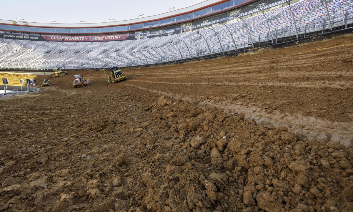 RT @BHCSports: For the first time since 2001, Bristol Motor Speedway covered in dirt:

https://t.co/wG54ZYGKO6 https://t.co/CkJ7MbNZPG