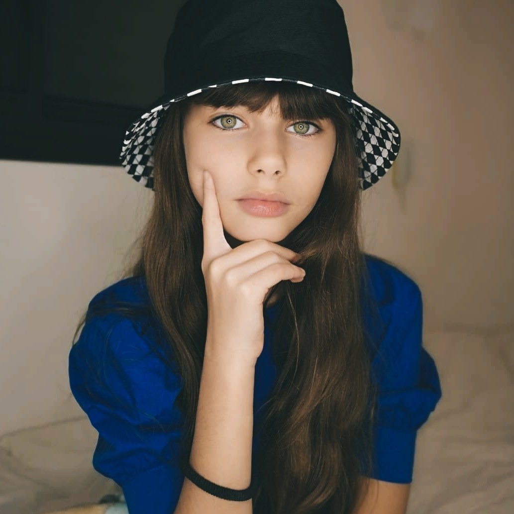 ᅟᅟᅟ
ᅟᅟᅟ┈──  чou  cαn  see  the
 ᅟᅟ   dαnger αnd sɯeetness 
ᅟᅟᅟın those  emerαld eчes. 
ᅟᅟᅟGood αnd  evıl  ɯαlkıng
ᅟᅟ    sıde  bч  sıde   ın  those 
ᅟᅟᅟ𝙀𝙈𝙀𝙍𝘼𝙇𝘿            𝙀𝙔𝙀𝙎.
ᅟᅟᅟ