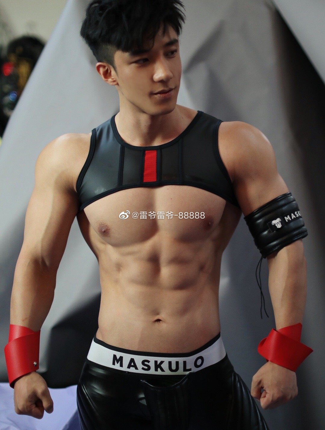 男神传送门on X: 雷爷的这个模特挺好看的，谁知道他？给开个门？ t.cog3Yl8zkkRx  X