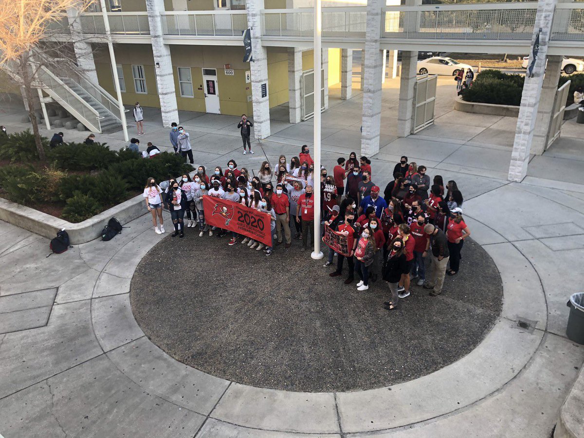 HillsboroughSch's tweet image. Congratulations to our wonderful partners in education... the Tampa Bay @Buccaneers 🏈

They are Super Bowl bound... and our schools, staff and students will #RaiseTheFlags the entire way!