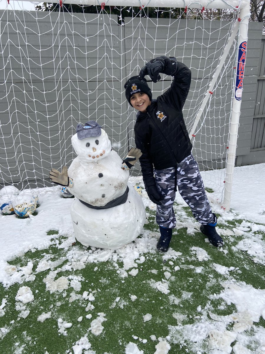 Francesca971610's tweet photo. Will a snowman work as a goalie? Great penalty shoot-out!! The snowman lost ... his head 😂 @cufcacademy1 @LiamBloye @JakeHammond9 https://t.co/mDwsqNzC4p