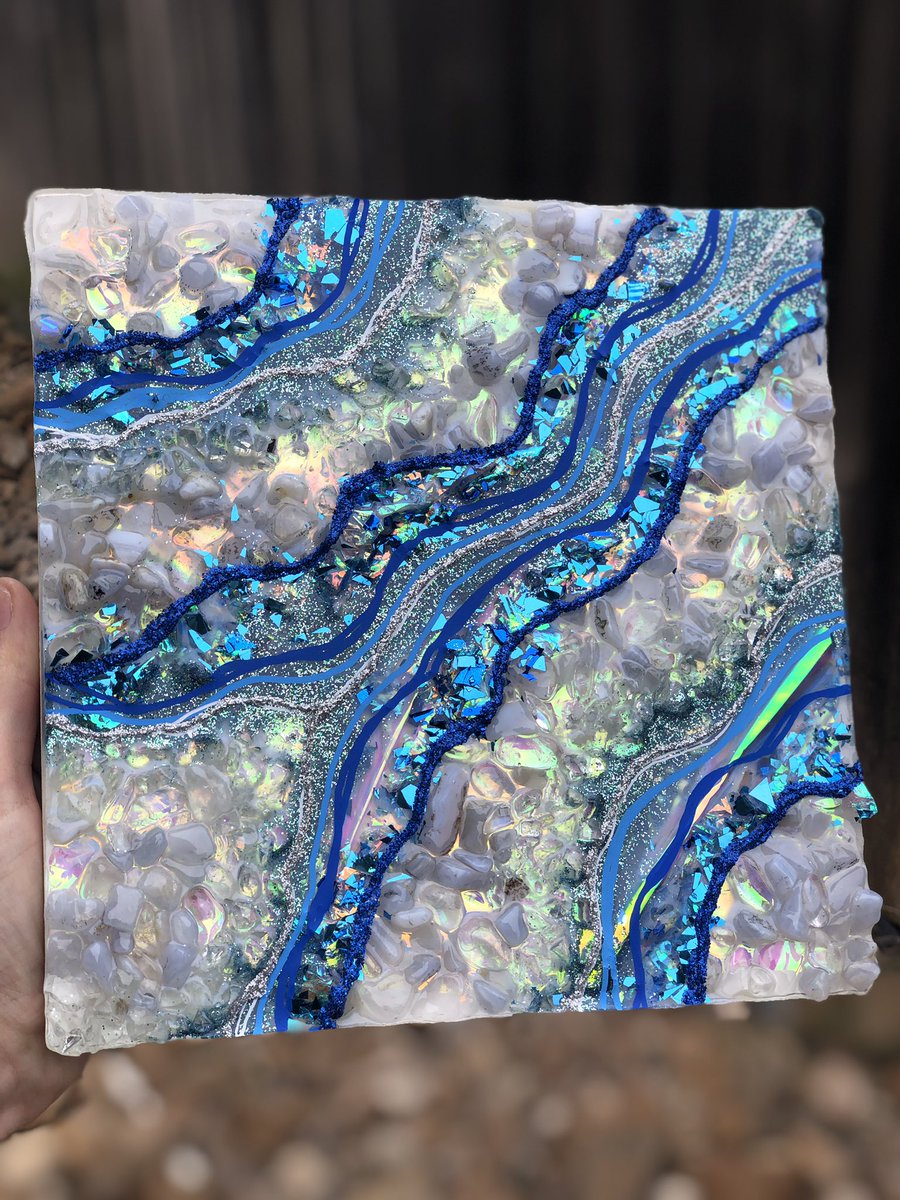 HalesArtPage's tweet photo. Auction for Rio 💙✨ 
~Bidding starts at $30 (shipping is included in price)~ 
-8x8 geode; made with holo effects &amp; real blue jasper stones ✨ 
-auction ends 1/25 at 4 pm CST 
*video close up below* https://t.co/tVBSHvAqNe