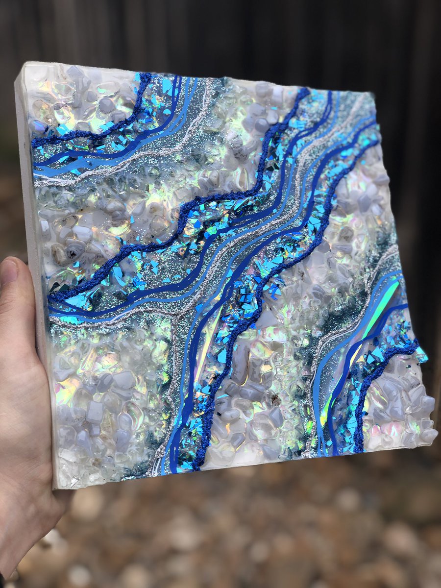 HalesArtPage's tweet photo. Auction for Rio 💙✨ 
~Bidding starts at $30 (shipping is included in price)~ 
-8x8 geode; made with holo effects &amp; real blue jasper stones ✨ 
-auction ends 1/25 at 4 pm CST 
*video close up below* https://t.co/tVBSHvAqNe