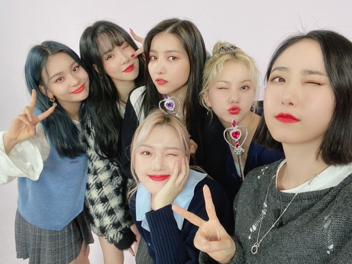PlusGirlsBR's tweet photo. (➕) Após o fim das promoções de 'MAGO', o GFRIEND postou uma foto onde Sowon e Eunha seguravam uma varinha bem semelhante com a da Plus Global Audition. Seria isso um spoiler de que o debut está próximo?

#pgngg #plusglobalaudition #hybe #plusgirls #plusglobal https://t.co/FpfzpLy9o1