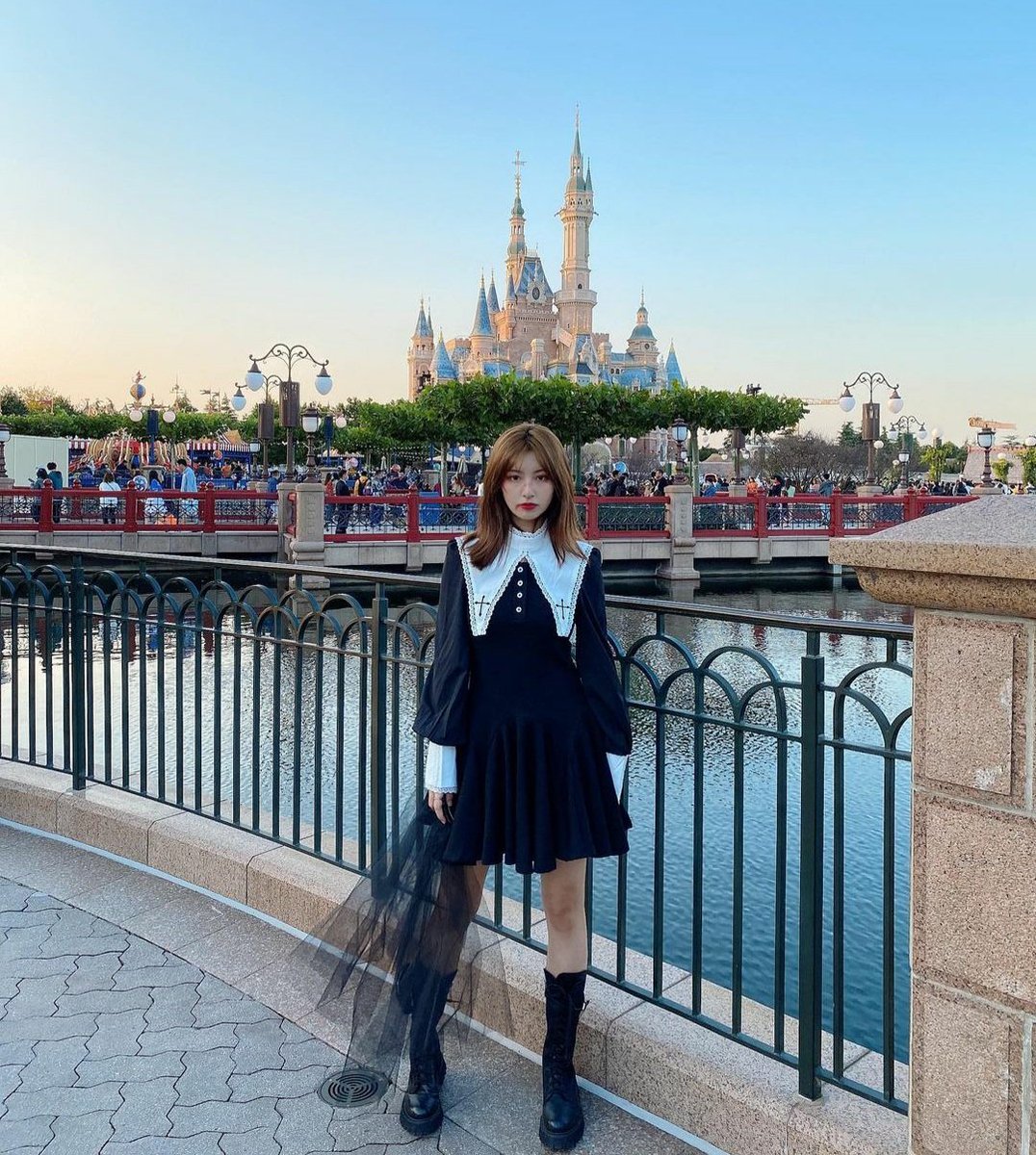 PlusGirlsBR's tweet photo. (🌐) Zhou Yuqi, uma trainee do novo girl group, saiu oficialmente da BigHit. Ela reabriu sua conta no Weibo, e publicou fotos na Disney Land de Shangai.

Alguns meses atrás, ela foi vista por duas garotas saindo do prédio da BigHit, e chegou até a dar um autógrafo para elas. https://t.co/KBhBiY3DzO