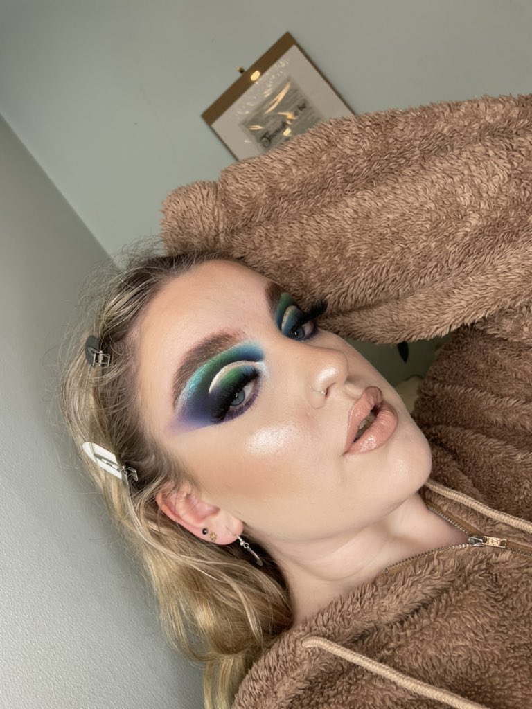 Using the <a href="/samplebeautysb/">SAMPLE BEAUTY</a> paradigm shift palette🖤