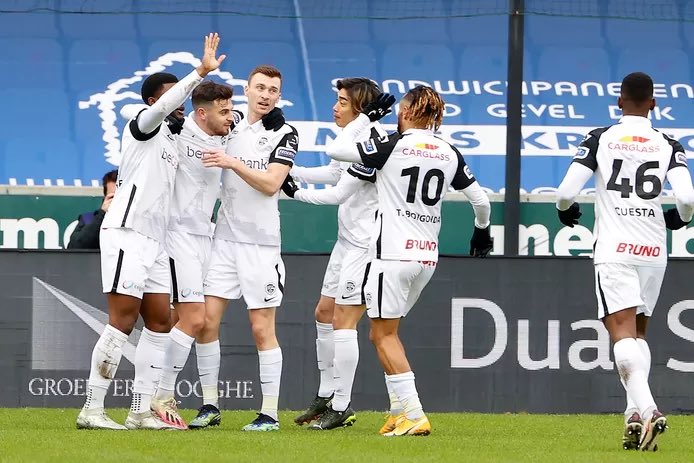 Waarom kunnen voetballers #JupilerProLeague schaamteloos blijven knuffelen, handjes geven en naar de kapper gaan? En geen enkele commentator die daar ooit een opmerking over maakt. #corona #eleven